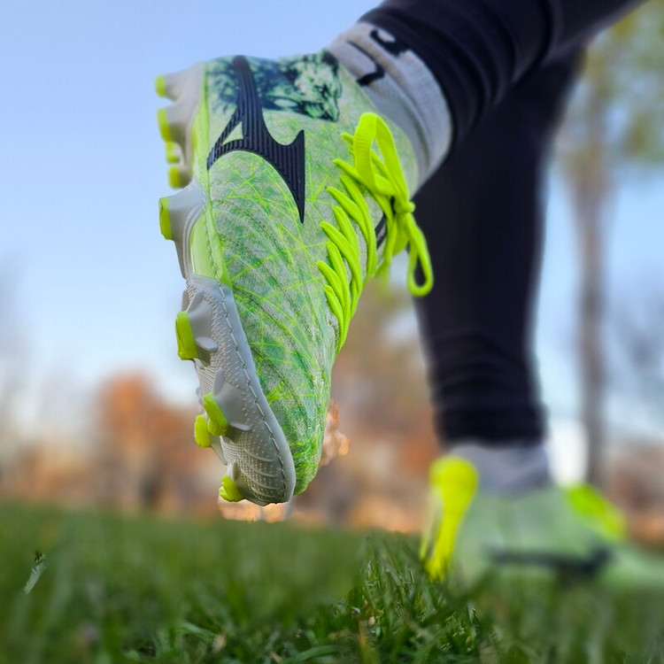 کفش فوتبال میزانو فسفری Mizuno