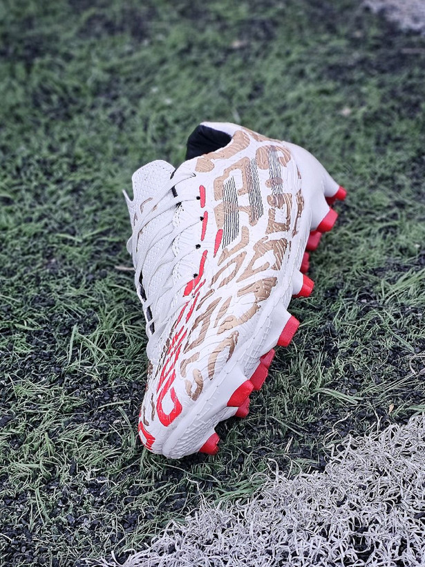 کفش فوتبال آدیداس توتال سفید طلایی قرمز Adidas Total