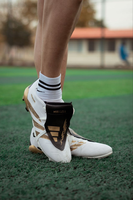 کفش فوتبال بلینگهام سفید طلایی Adidas Bellingham