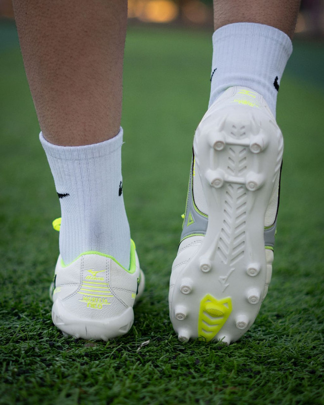کفش فوتبال میزانو مورلیا سفید سبز Mizuno Morelia