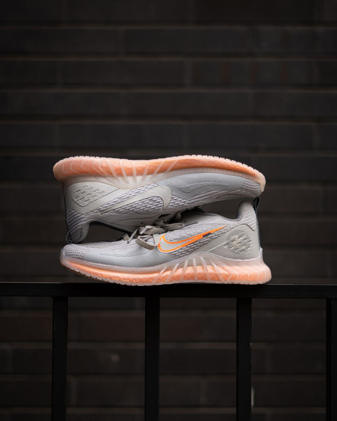 کفش اسپورت نایک زیره شیشه ای طوسی نارنجی Nike